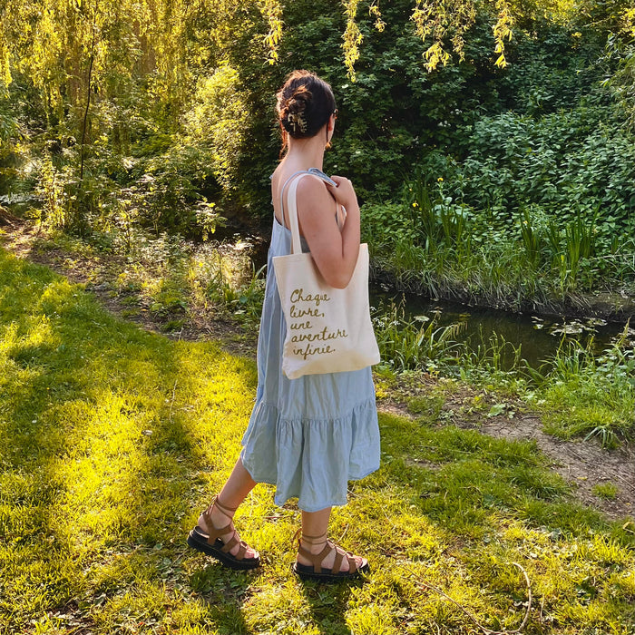 Bookish Tote bag with French typography. Each book, an infinite adventure. Inspired by Booktok and Bookstagram. Perfect for book lovers, bookworms, readers and bibliophiles.