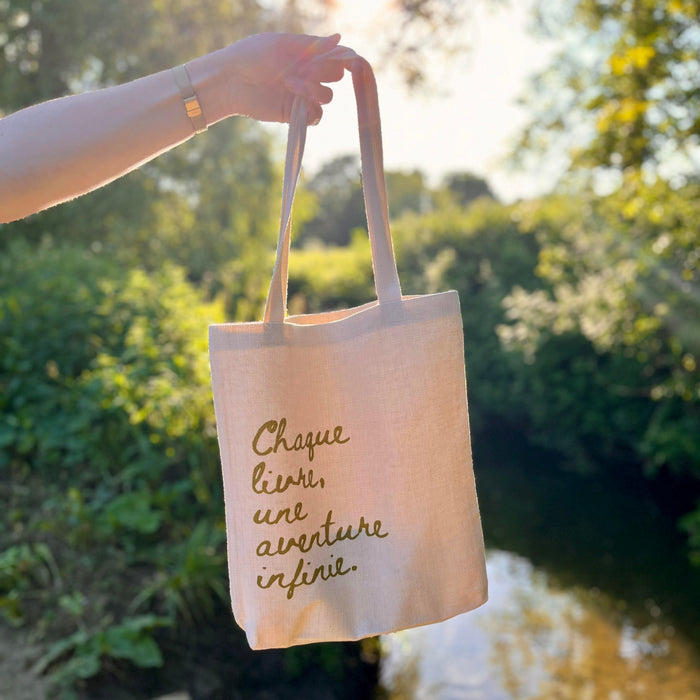 Bookish Tote bag with French typography. Each book, an infinite adventure. Inspired by Booktok and Bookstagram. Perfect for book lovers, bookworms, readers and bibliophiles.